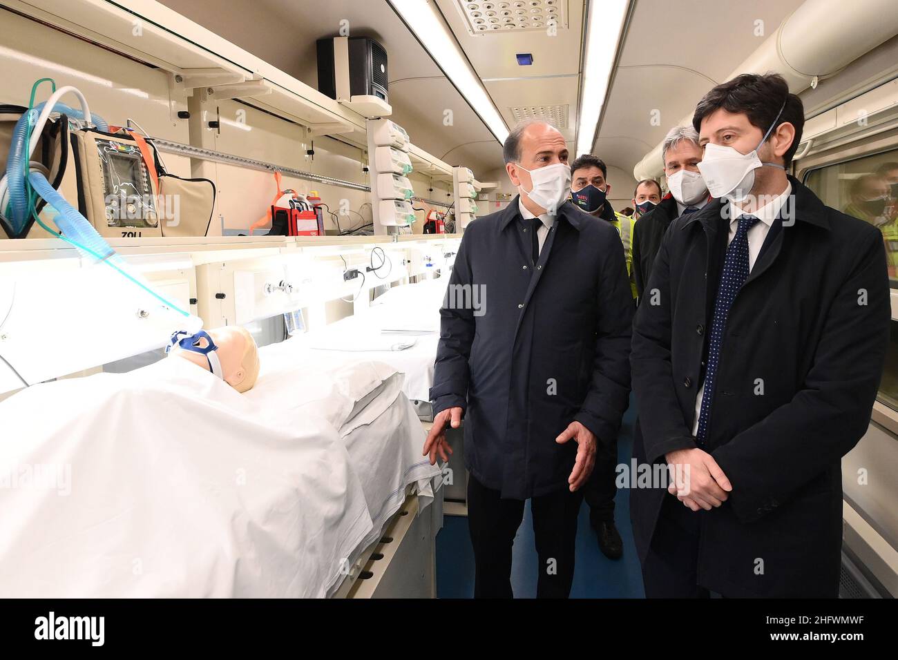 Foto Alfredo Falcone - LaPresse 08/03/2021 Roma ( Italia) Presentazione Treno Sanitario e Hub Vaccinale Roma Termini Insieme per la ripartenza del Paese nella foto: Gianfranco Battisti, AD Ferrovie dello Stato, Roberto Speranza Foto Alfredo Falcone - LaPresse 08/03/2021 Rom (Italien) Präsentation des Gesundheitszuges und des Vaccinal Hub Roma Termini gemeinsam für den Neustart des Landes im Bild: Gianfranco Battisti, AD Ferrovie dello Stato, Roberto Speranza Stockfoto