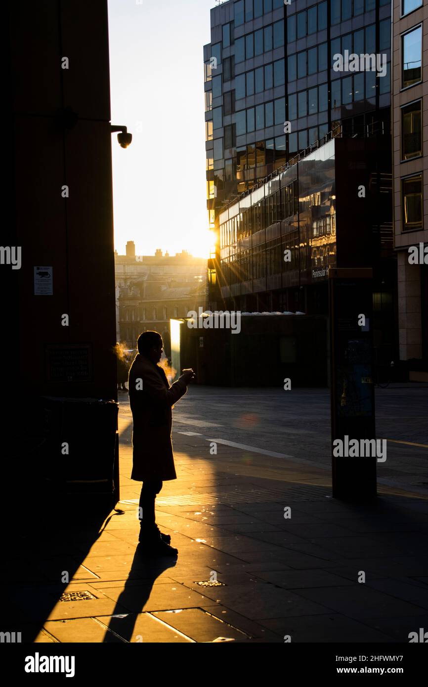 London Pendler an einem frischen Wintermorgen machen sich auf den Weg in die City of London, während die Sonne aufgeht und Arbeiter zu ihren Büros zurückkehren Januar 2022 Stockfoto