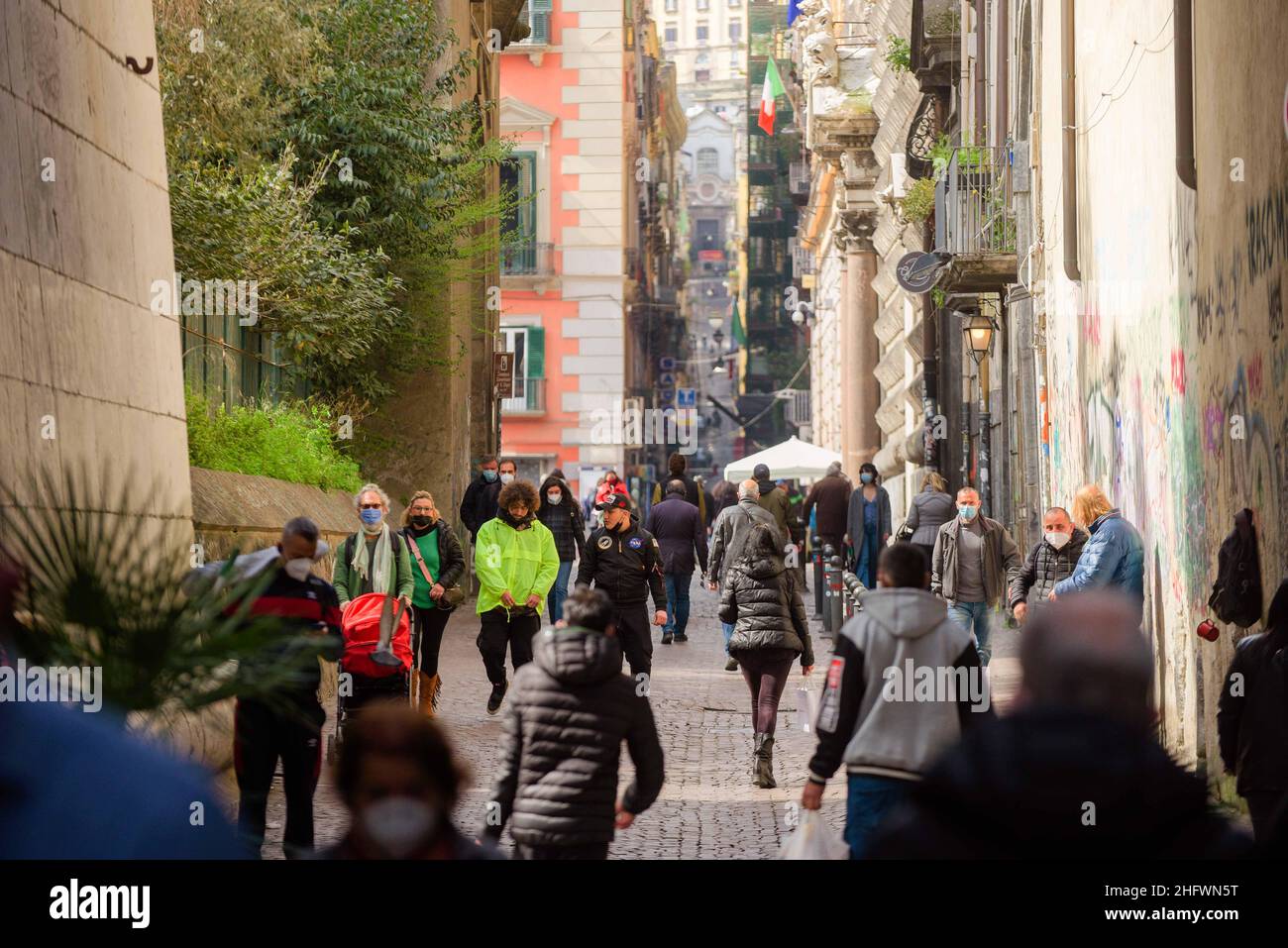 Alessandro Pone - LaPresse Napoli 08 marzo 2021 cronaca A causa dell'aumento dei contagi, la Campania ritorna in zona rossa. In foto la zona rossa al Centro di Napoli. Via Spaccanapoli. Alessandro Pone LaPresse 08 märz 2021 News Neapel aufgrund der Zunahme der Infektionen kehrt Kampanien in die rote Zone zurück. Auf dem Foto die rote Zone im Zentrum von Neapel. Via Spaccanapoli Stockfoto