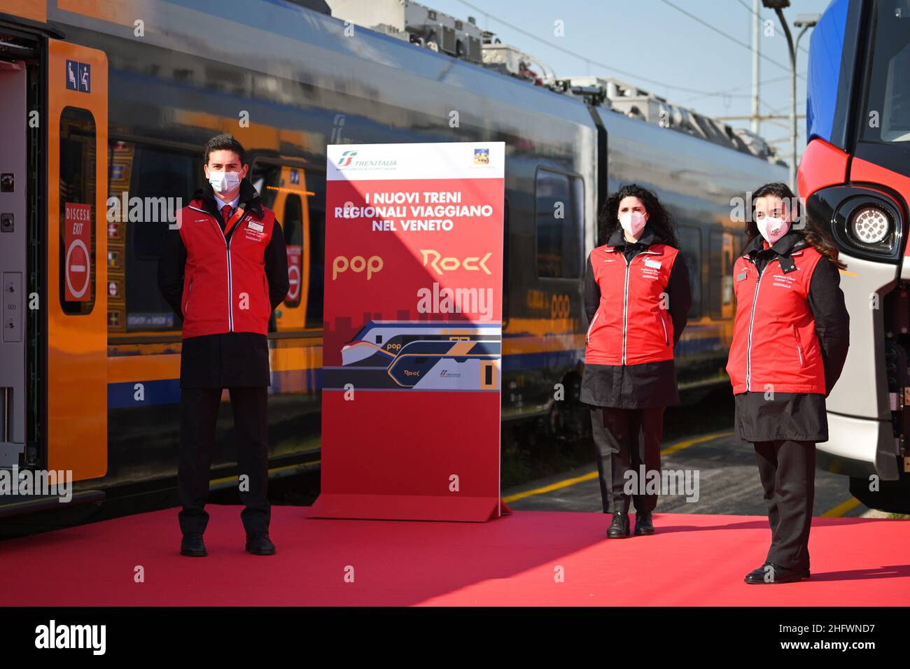 Massimo Paolone/LaPresse March 9, 2021 Marghera (Ve), Italy News Ein neuer Zug wird zu den Werkstätten in Venedig Mestre geliefert. An der Zeremonie nahmen der CEO von Trenitalia Corradi, der Direktor der Regionalabteilung De Filippis, Luca Zaia und Elisa De Berti für die Region Venetien Teil Stockfoto