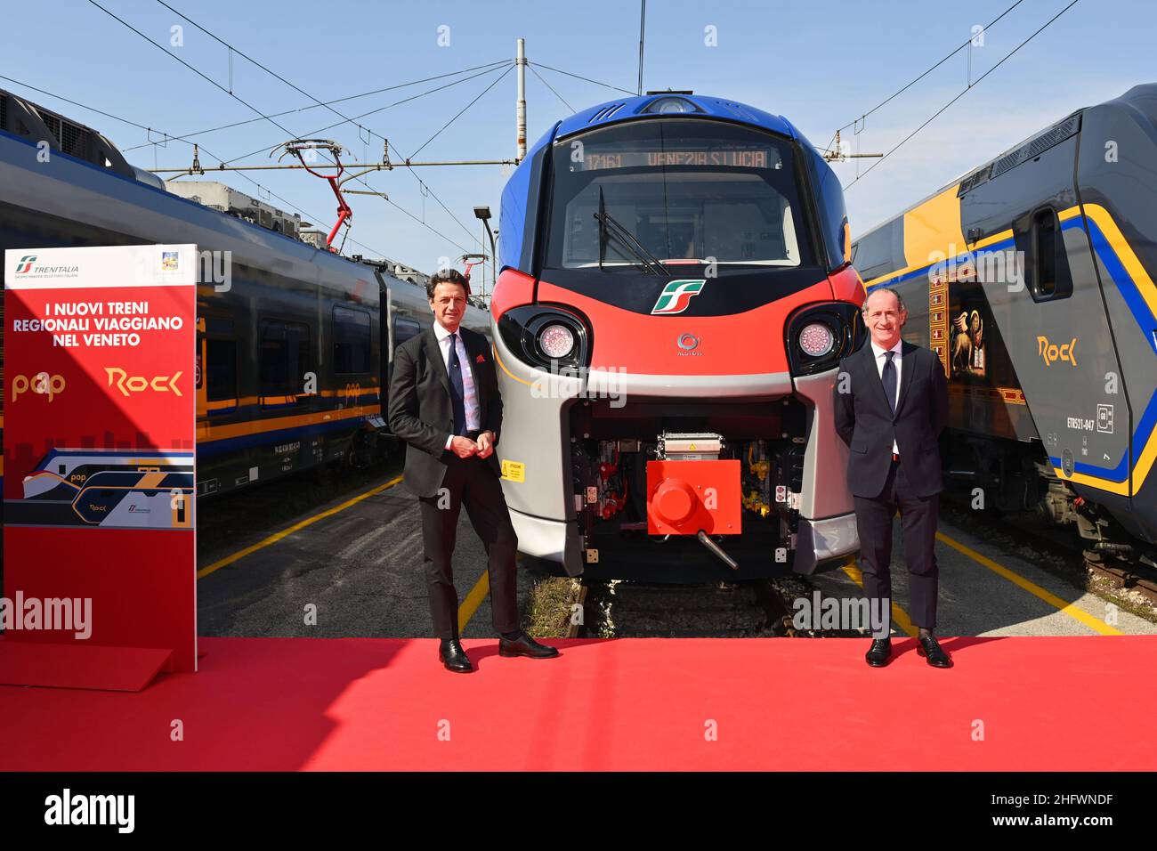 Massimo Paolone/LaPresse March 9, 2021 Marghera (Ve), Italy News Ein neuer Zug wird zu den Werkstätten in Venedig Mestre geliefert. An der Zeremonie nahmen der CEO von Trenitalia Corradi, der Direktor der Regionalabteilung De Filippis, Luca Zaia und Elisa De Berti für die Region Venetien Teil, im Bild: Luigi Corradi, Luca Zaia Stockfoto