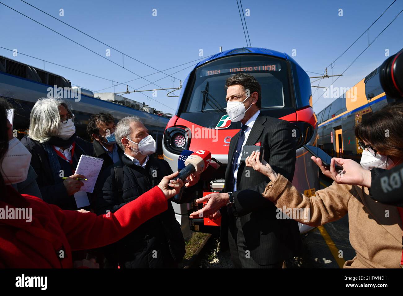 Massimo Paolone/LaPresse March 9, 2021 Marghera (Ve), Italy News Ein neuer Zug wird zu den Werkstätten in Venedig Mestre geliefert. An der Zeremonie nahmen der CEO von Trenitalia Corradi, der Direktor der Regionalabteilung De Filippis, Luca Zaia und Elisa De Berti für die Region Venetien Teil, im Bild: Luigi Corradi Stockfoto