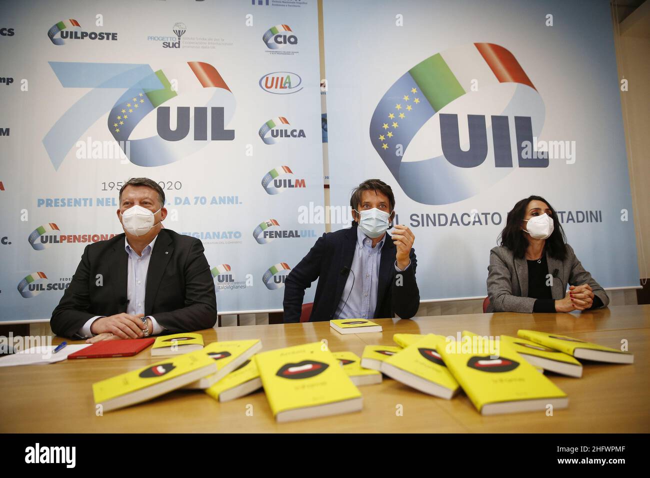 Cecilia Fabiano/LaPresse 11. März 2021 Roma (Italien) News : Präsentation des Buches von Ambra Angiolini im UIL-Hauptquartier im Pic : Pierpaolo Bombardieri , Ambra Angiolini , Tommaso Labate Stockfoto