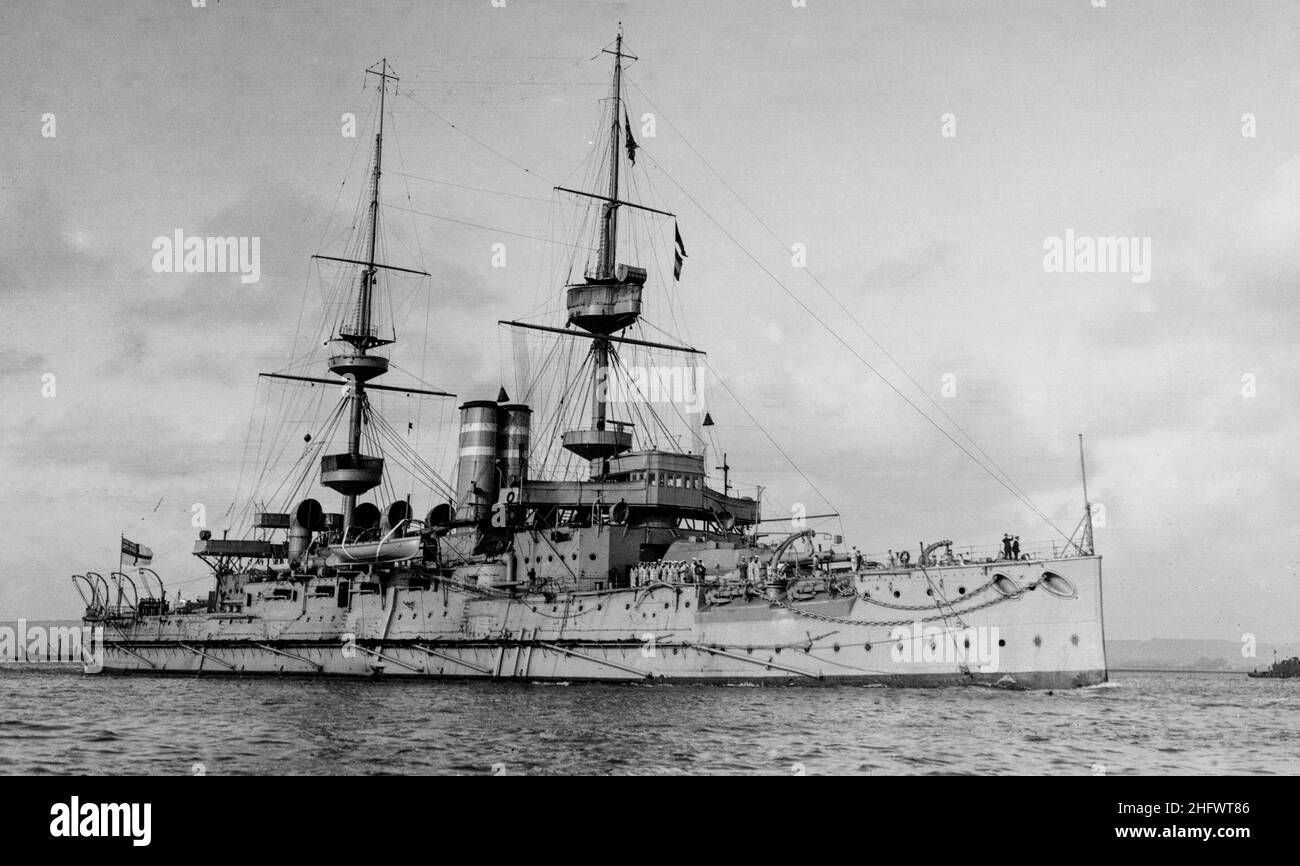 Die dritte berühmte HMS der Royal Navy war ein Schlachtschiff der Majestic-Klasse vor dem Dreadnought. Das Schiff wurde auf der Chatham Dockyard gebaut Stockfoto