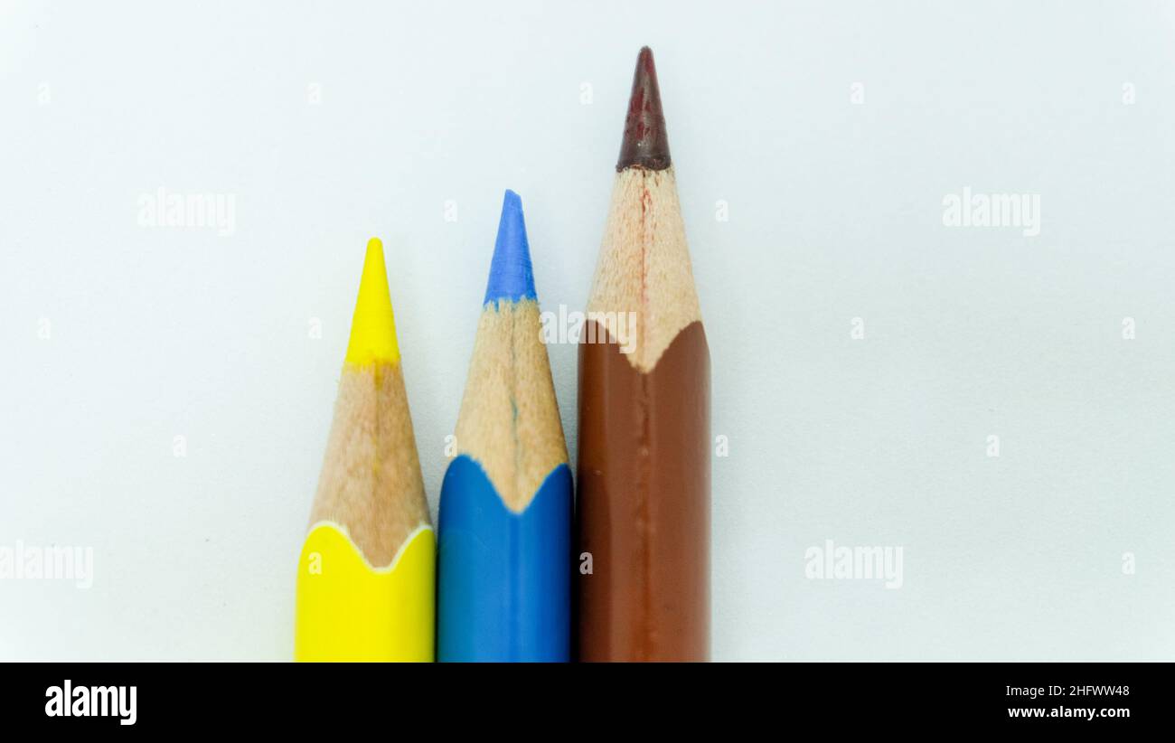 Drei Farbstifte auf weißem Hintergrund. Isolierte Nahaufnahme für Schulprojekte. Stockfoto