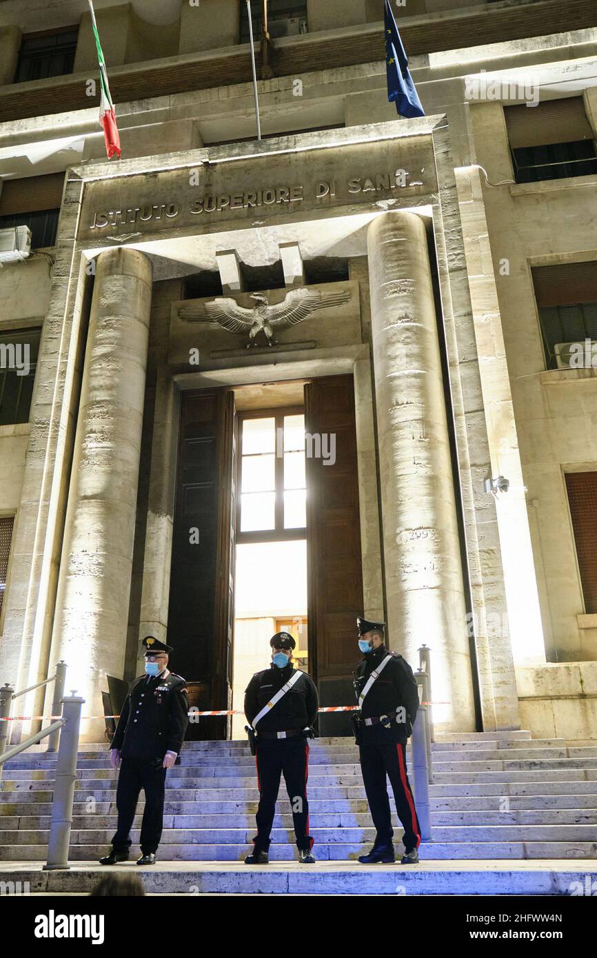Mauro Scrobogna /LaPresse March 14, 2021&#xa0; Rom, Italy News Angriff auf das höhere Institut für Gesundheit der ISS auf dem Foto: carabinieri vor dem Eingang zum Höheren Institut für Gesundheit, Gegenstand eines Brandanschlags Stockfoto