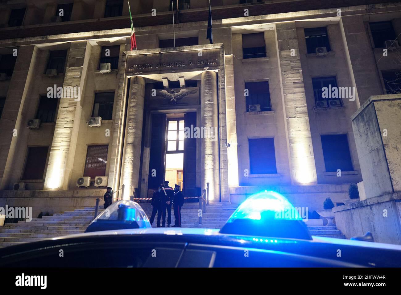 Mauro Scrobogna /LaPresse March 14, 2021&#xa0; Rom, Italy News Angriff auf das höhere Institut für Gesundheit der ISS auf dem Foto: carabinieri vor dem Eingang zum Höheren Institut für Gesundheit, Gegenstand eines Brandanschlags Stockfoto