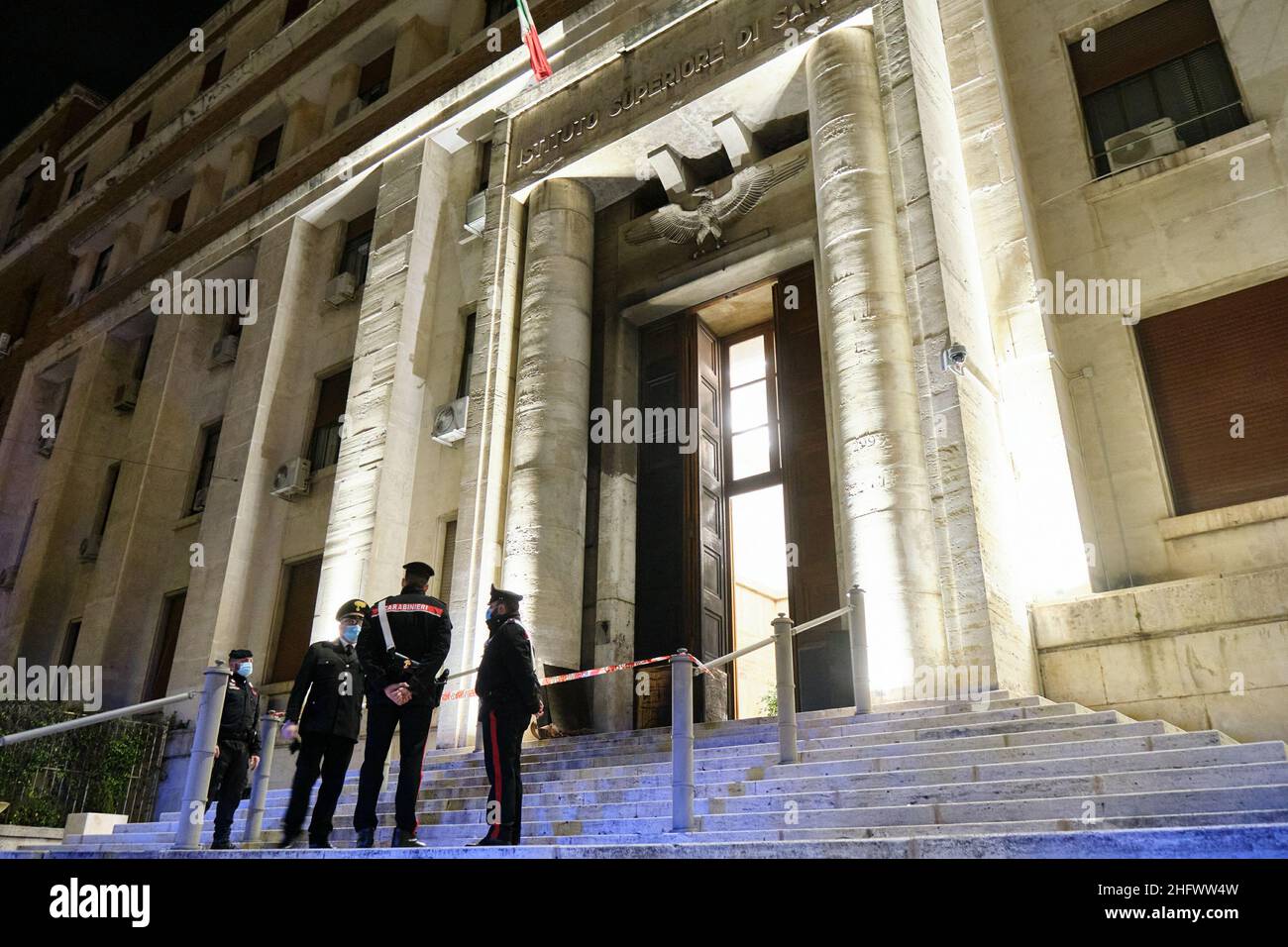 Mauro Scrobogna /LaPresse March 14, 2021&#xa0; Rom, Italy News Angriff auf das höhere Institut für Gesundheit der ISS auf dem Foto: carabinieri vor dem Eingang zum Höheren Institut für Gesundheit, Gegenstand eines Brandanschlags Stockfoto
