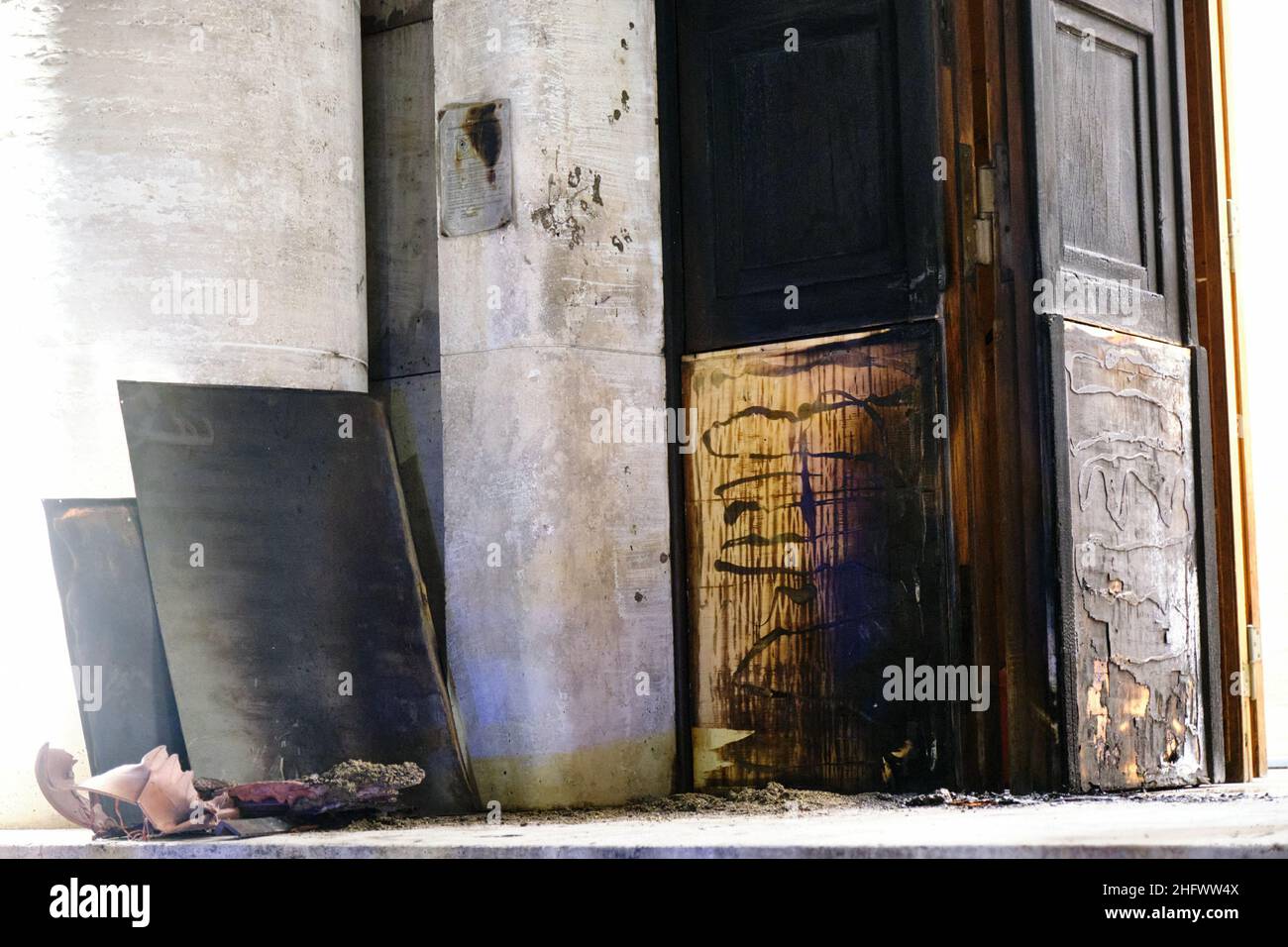 Mauro Scrobogna /LaPresse March 14, 2021&#xa0; Rom, Italy News Angriff auf das höhere Institut für Gesundheit der ISS auf dem Foto: carabinieri vor dem Eingang zum Höheren Institut für Gesundheit, Gegenstand eines Brandanschlags Stockfoto