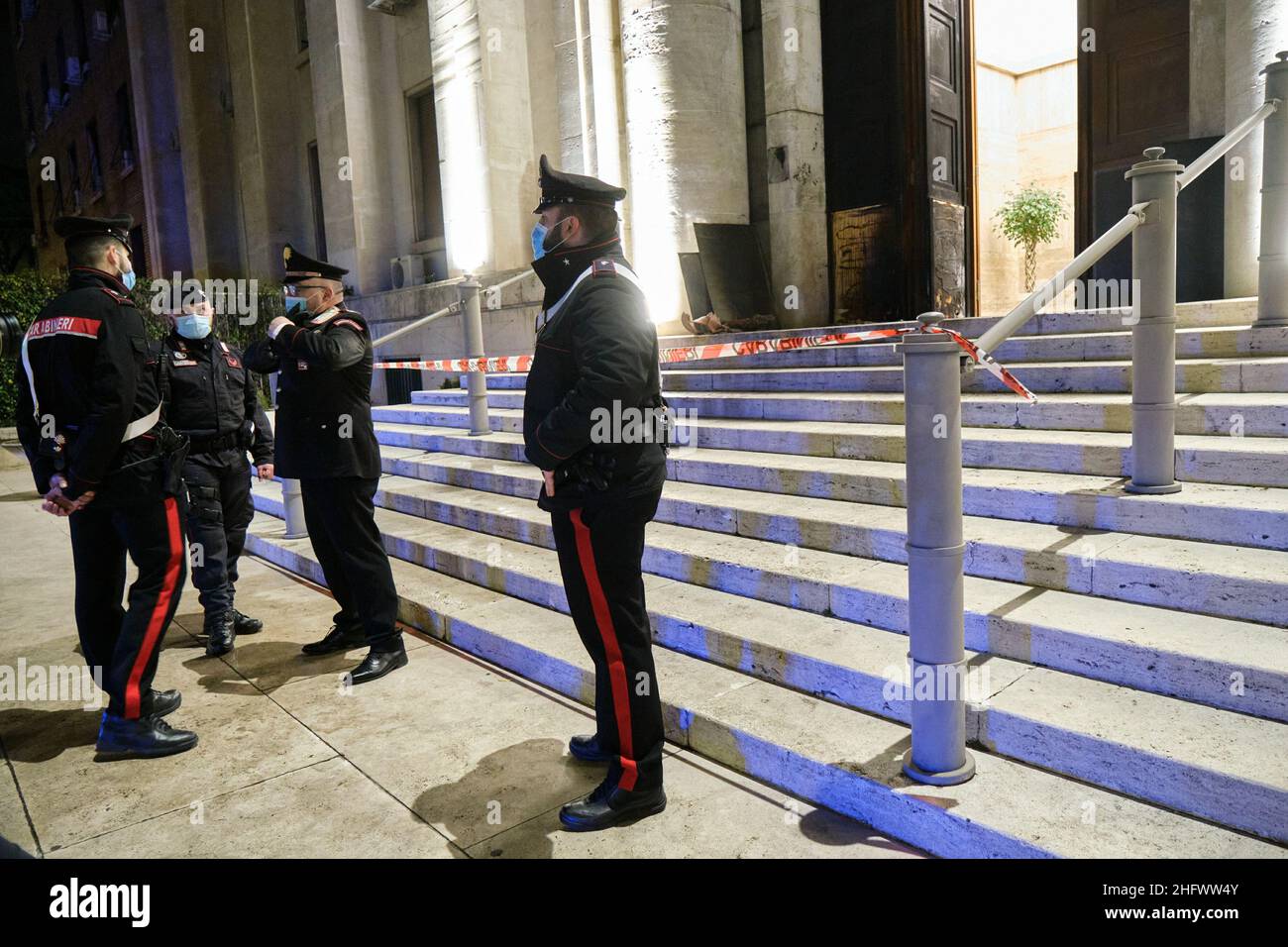 Mauro Scrobogna /LaPresse March 14, 2021&#xa0; Rom, Italy News Angriff auf das höhere Institut für Gesundheit der ISS auf dem Foto: carabinieri vor dem Eingang zum Höheren Institut für Gesundheit, Gegenstand eines Brandanschlags Stockfoto