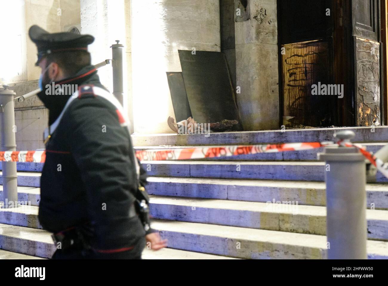 Mauro Scrobogna /LaPresse March 14, 2021&#xa0; Rom, Italy News Angriff auf das höhere Institut für Gesundheit der ISS auf dem Foto: carabinieri vor dem Eingang zum Höheren Institut für Gesundheit, Gegenstand eines Brandanschlags Stockfoto