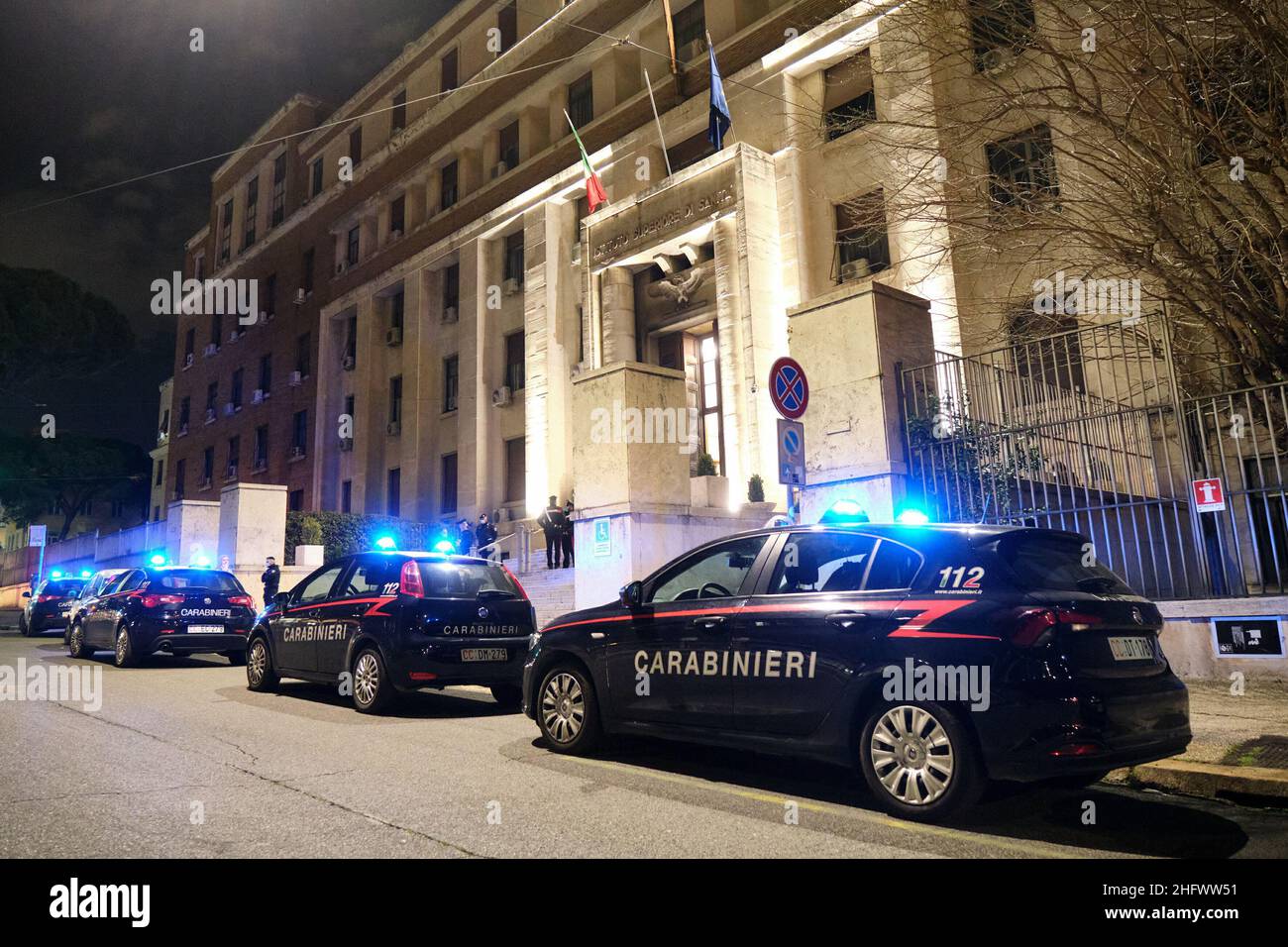 Mauro Scrobogna /LaPresse March 14, 2021&#xa0; Rom, Italy News Angriff auf das höhere Institut für Gesundheit der ISS auf dem Foto: carabinieri vor dem Eingang zum Höheren Institut für Gesundheit, Gegenstand eines Brandanschlags Stockfoto
