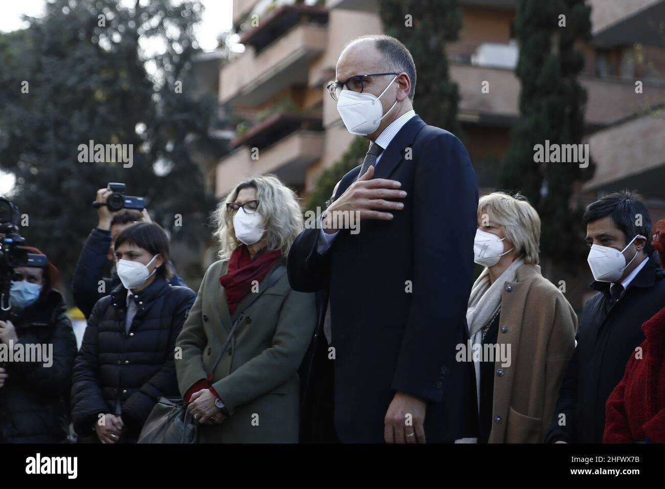 Cecilia Fabiano/LaPresse März 16 , 2021 Roma (Italien) News : Enrico Letta würdigt das Denkmal des Via Fani-Angriffs in der Pic: Enrico Letta mit dem Abgeordneten der Demokraten und Senatoren Stockfoto