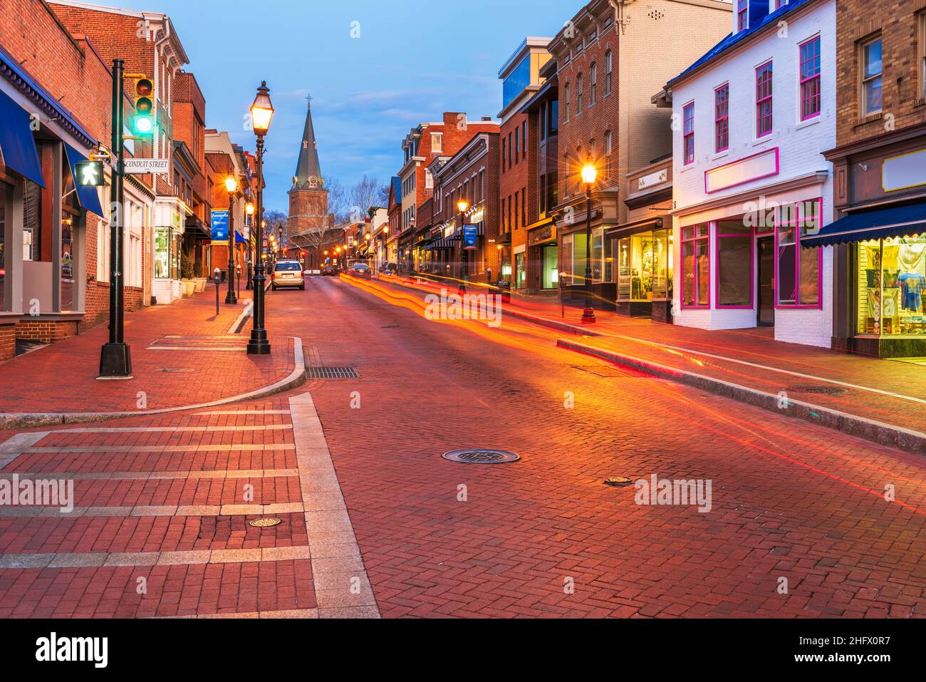Annapolis, Maryland, USA in der Innenstadt auf der Main Street in Richtung St. Anne's Parish bei Sonnenaufgang. Stockfoto