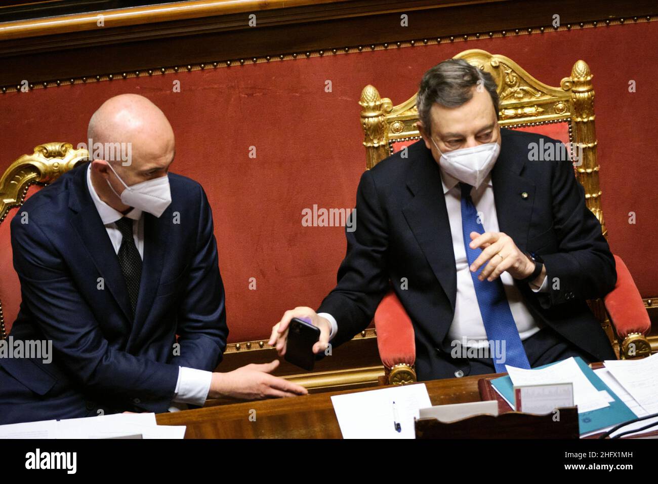 Mauro Scrobogna /LaPresse 24. März 2020 Rom, Italien Politischer Senat - Kommunikation Präsident des Rates - Europäischer Rat auf dem Foto: Der Minister für die Beziehungen zum Parlament Federico D’Incà und der Premierminister Mario Draghi während der Mitteilungen an den Senat im Hinblick auf den nächsten Europäischen Rat Stockfoto