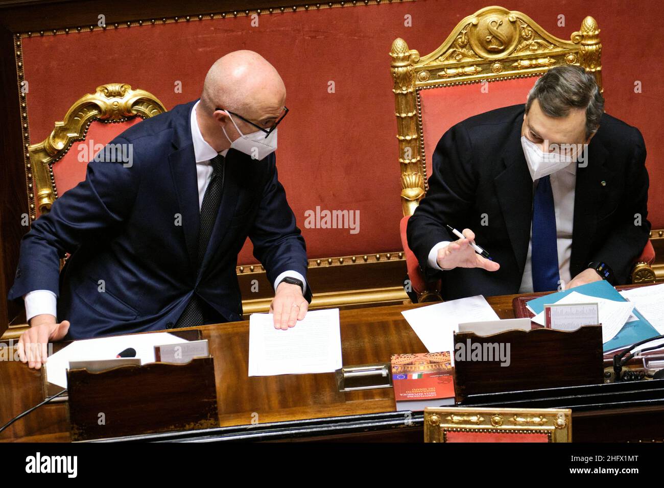 Mauro Scrobogna /LaPresse 24. März 2020 Rom, Italien Politischer Senat - Kommunikation Präsident des Rates - Europäischer Rat auf dem Foto: Der Minister für die Beziehungen zum Parlament Federico D’Incà und der Premierminister Mario Draghi während der Mitteilungen an den Senat im Hinblick auf den nächsten Europäischen Rat Stockfoto