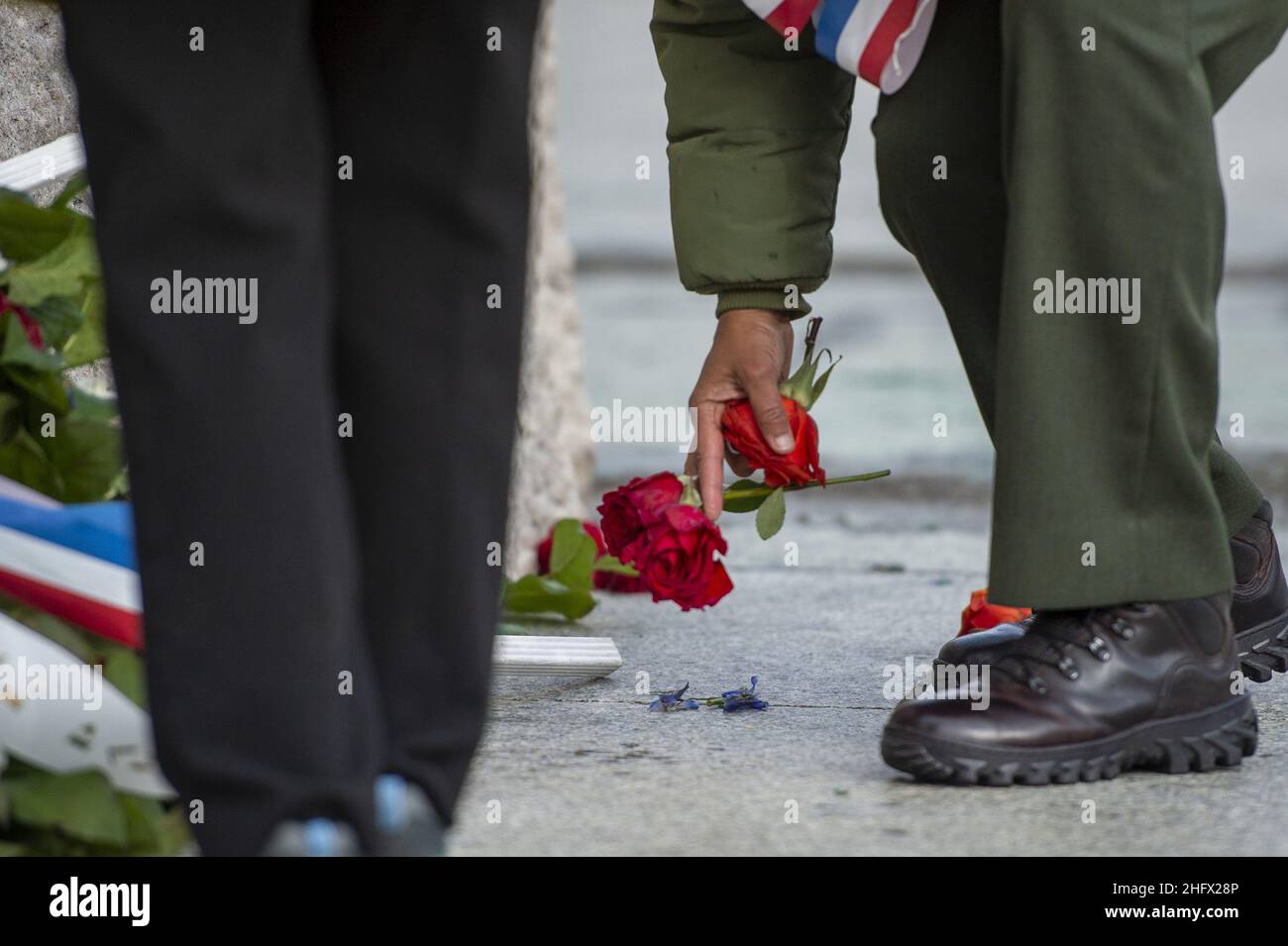 Washington, Usa. 17th Januar 2022. Ein Mitglied des National Parks Service pflückt gefallene Rosen vor dem Stein der Hoffnung, einer Statue, die Martin Luther King Jr. am 17. Januar 2022 in Washington, DC, darstellt. Foto von Bonnie Cash/UPI Credit: UPI/Alamy Live News Stockfoto