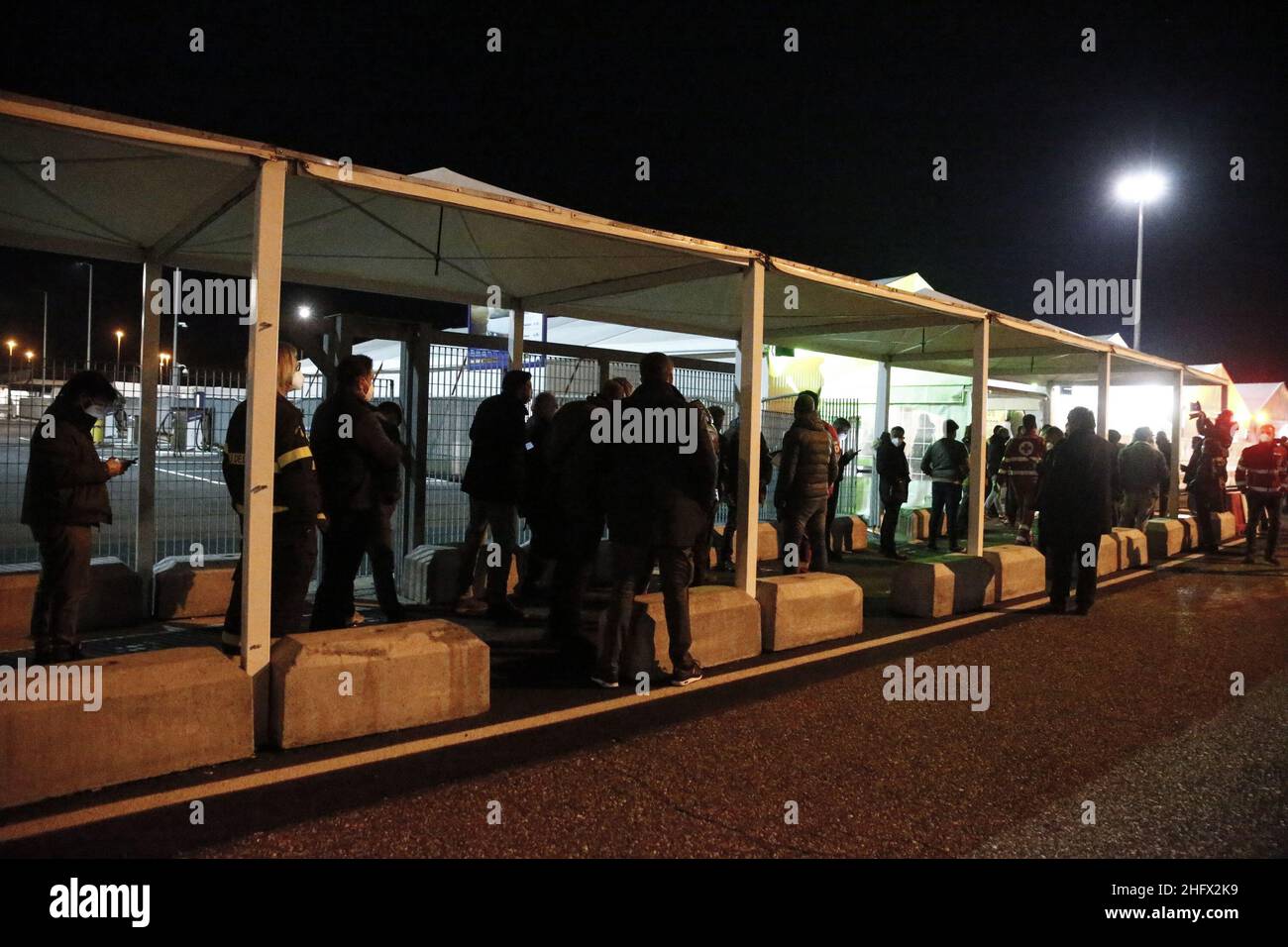 Cecilia Fabiano/LaPresse 26. März 2021 Roma (Italien) News : IMPFZENTRUM für den Flughafen Fiumicino in der Nacht im Pic eröffnet : die Präsidentin Nicola Zingaretti besucht das Impfzentrum Stockfoto