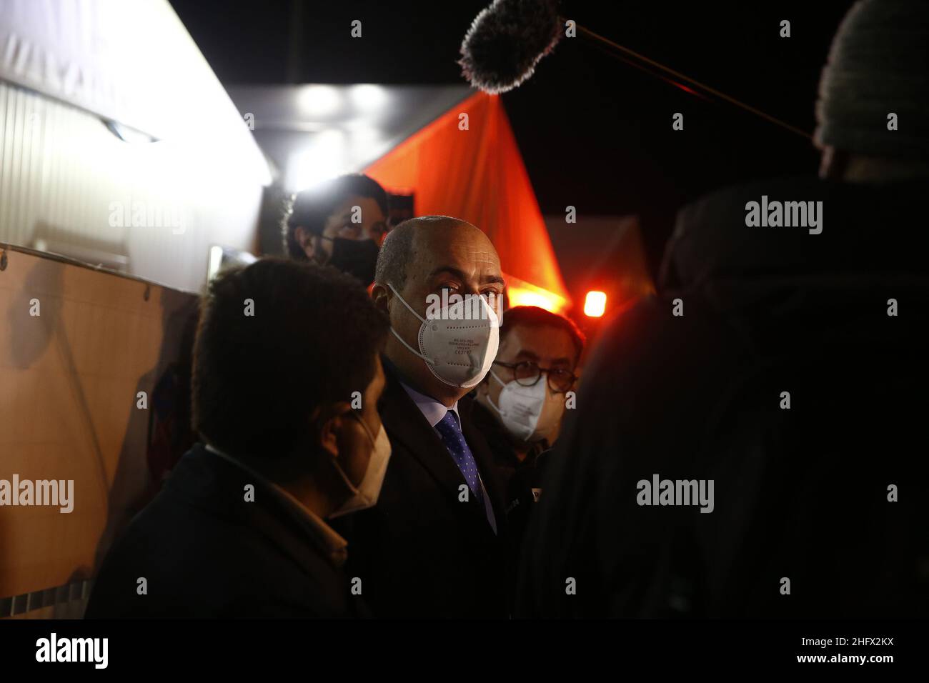 Cecilia Fabiano/LaPresse 26. März 2021 Roma (Italien) News : IMPFZENTRUM für den Flughafen Fiumicino in der Nacht im Pic eröffnet : die Präsidentin Nicola Zingaretti besucht das Impfzentrum Stockfoto