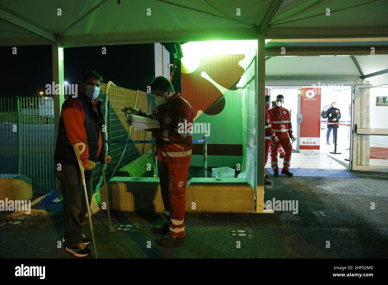 Cecilia Fabiano/LaPresse 26. März 2021 Roma (Italien) News : IMPFZENTRUM für den Flughafen Fiumicino in der Nacht im Pic eröffnet : die Präsidentin Nicola Zingaretti besucht das Impfzentrum Stockfoto