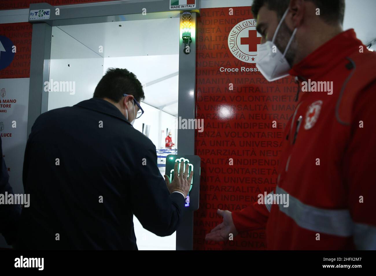 Cecilia Fabiano/LaPresse 26. März 2021 Roma (Italien) News : der IMPFPUNKT für den Flughafen Fiumicino wird in der Nacht im Pic eröffnet: Ein Moment des Ereignisses Stockfoto