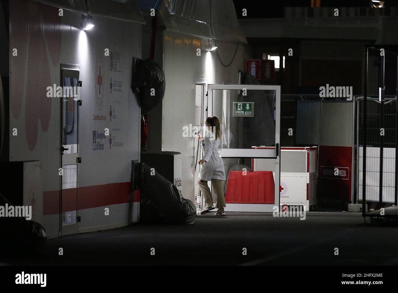 Cecilia Fabiano/LaPresse 26. März 2021 Roma (Italien) News : der IMPFPUNKT des Flughafens Fiumicino wird in der Nacht im Pic eröffnet : die sanitären Arbeiter Stockfoto