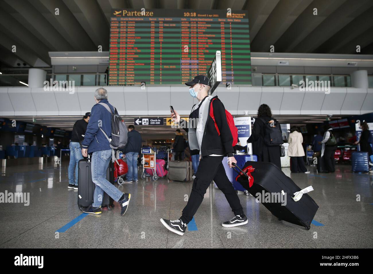 Foto Cecilia Fabiano/ LaPresse 01 Aprile 2021 Roma (Italia) Cronaca Voli in partenza nel Periodo di Pasqua dall’Aeroporto di Fiumicino Nella foto: Passeggeri nell’aeroporto Leonardo Da Vinci Foto Cecilia Fabiano/LaPresse 01. April 2021 Rome (Italy) News der seltsame Fall der italienischen Sperrung, bei der Auslandsreisen im Pic immer noch erlaubt sind: Passagiere am Flughafen Leonardo da Vinci, Fiumicino Stockfoto