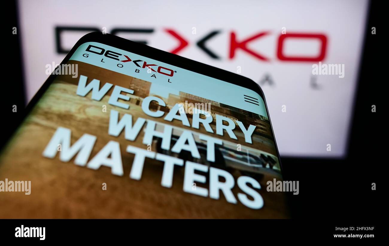 Mobiltelefon mit Website des amerikanischen Automobilkonzerns DexKo Global Inc. Auf dem Bildschirm vor dem Logo. Konzentrieren Sie sich auf die obere linke Seite des Telefondisplays. Stockfoto