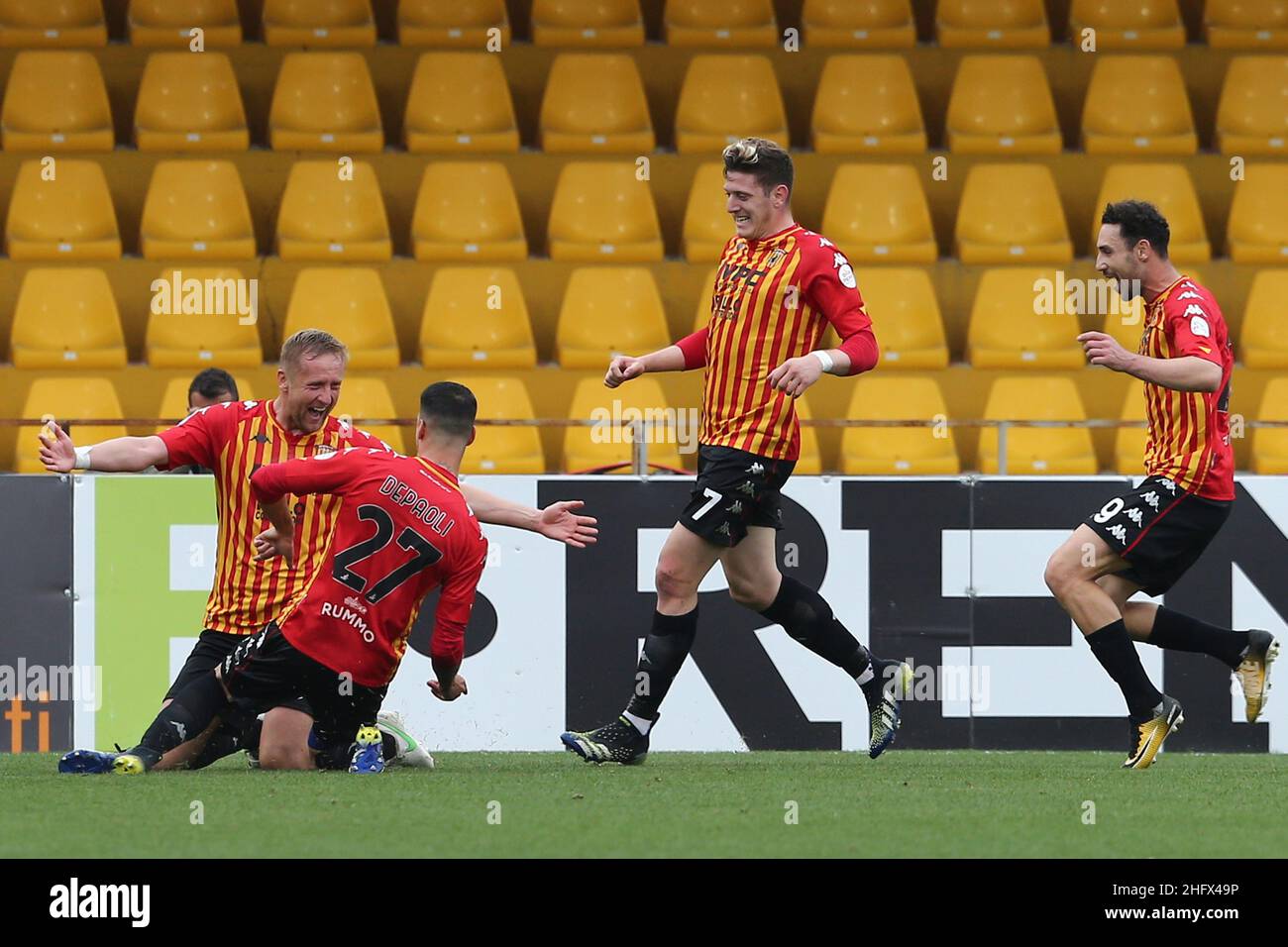 Alessandro Garofalo/LaPresse 03. April 2021 Benevento, Italien Sportfußball Benevento vs Parma - Italienische Fußballmeisterschaft League A Tim 2020/2021 - Vigorito Stadion. Im Bild: Kamil Glik (Benevento Calcio) Torfeier 1-0 Stockfoto