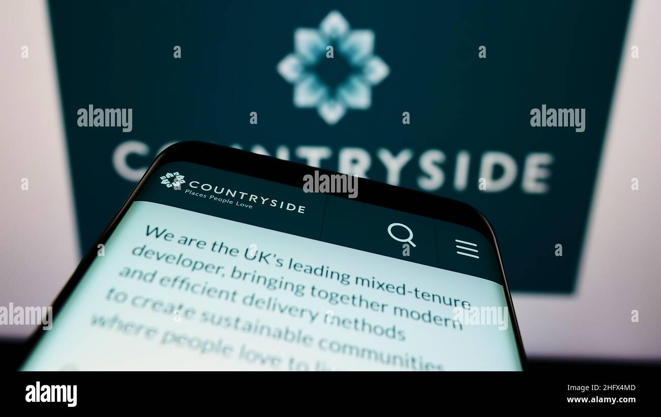Mobiltelefon mit Webseite des britischen Unternehmens Countryside Properties plc auf dem Bildschirm vor dem Unternehmenslogo. Konzentrieren Sie sich auf die obere linke Seite des Telefondisplays. Stockfoto
