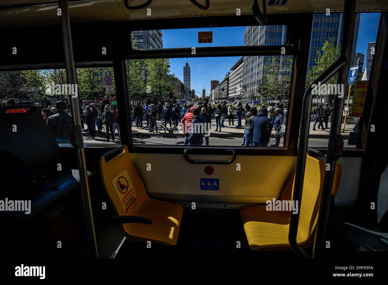 LaPresse - Claudio Furlan 06. April 2021 Mailand ( Italien ) Nachrichten Protest von Straßenhändlern gegen die restriktiven Maßnahmen der dcpm, Verkehr in der Nähe des Hauptbahnhofs blockiert Stockfoto