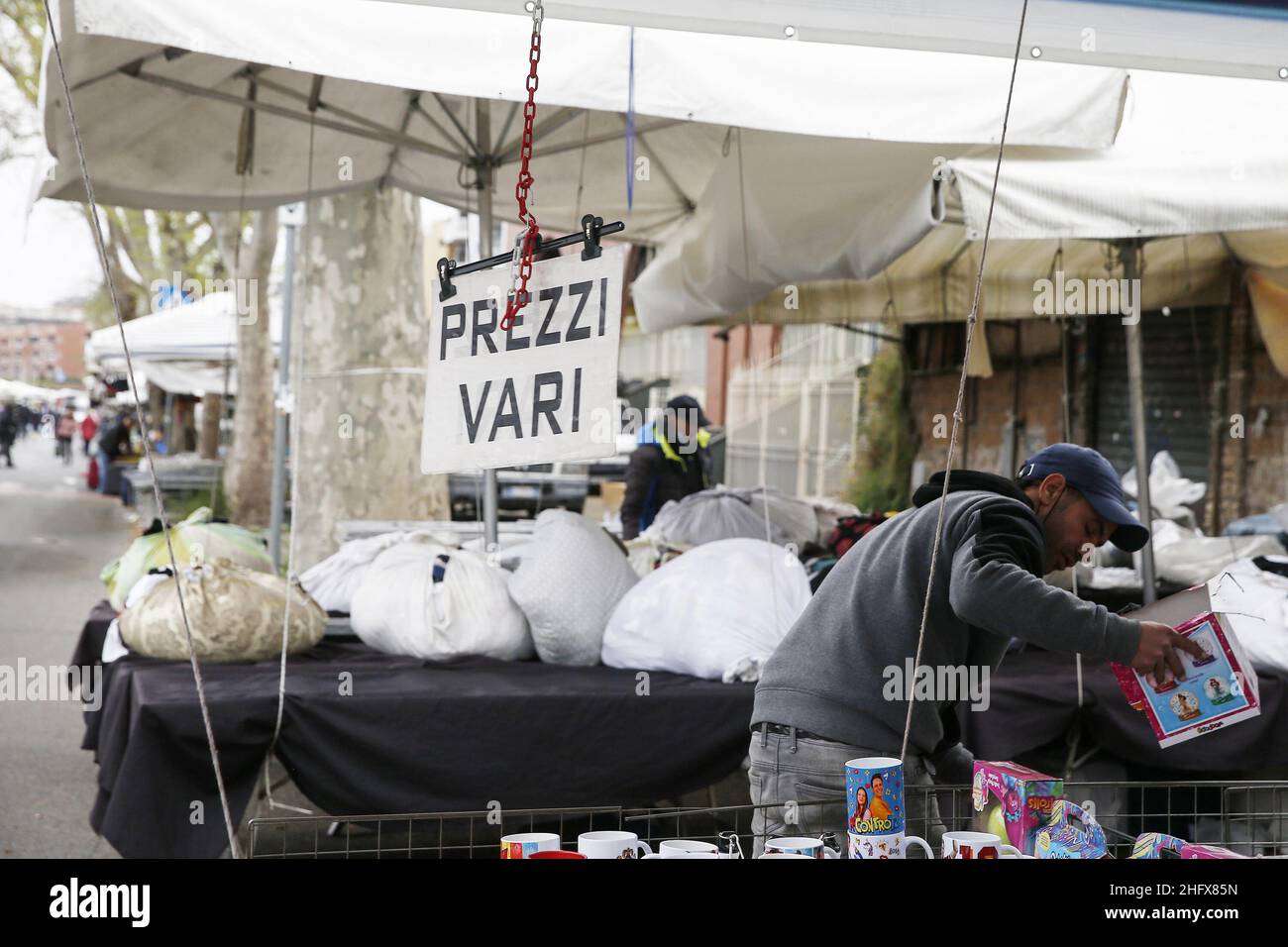 Foto Cecilia Fabiano/ LaPresse 11 Aprile 2021 Roma (Italia) Cronaca : Il mercato di Porta Portese Nella foto : via di Porta Portese 11. April 2021 Roma (Italien) News : Porta Portese Fly Market in the Pic : Porta Portese Street Stockfoto