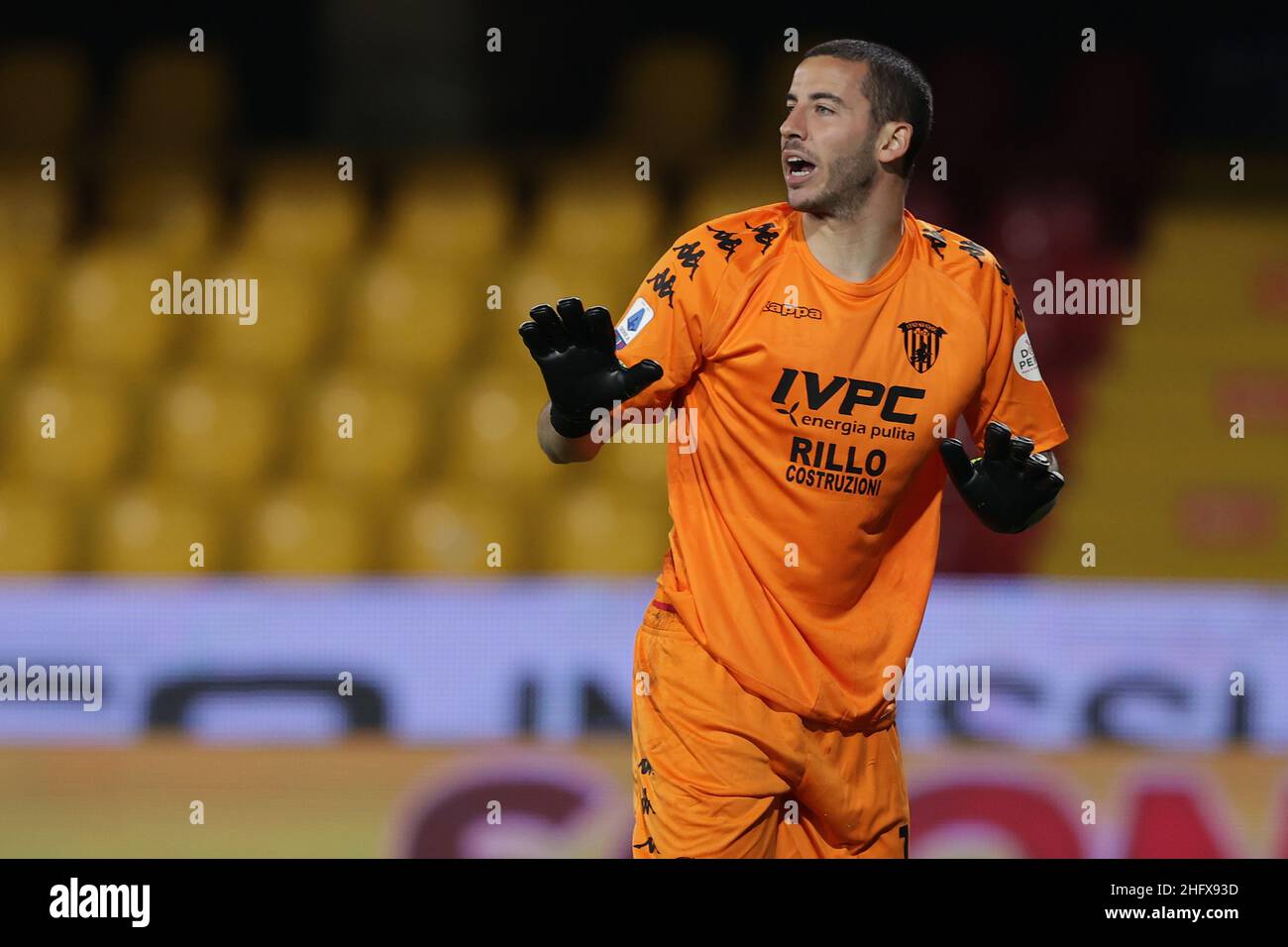 Alessandro Garofalo/LaPresse 12. April 2021 Benevento, Italien Sportfußball Benevento vs Sassuolo - Italienische Fußballmeisterschaft Liga A Tim 2020/2021 - Vigorito Stadion. Im Bild: Lorenzo Montipo (Benevento Calcio) Stockfoto