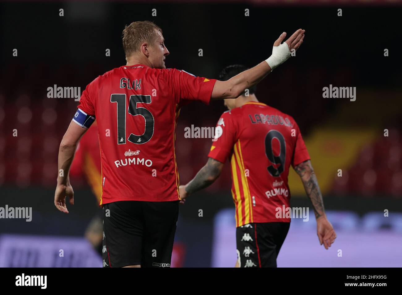 Alessandro Garofalo/LaPresse 12. April 2021 Benevento, Italien Sportfußball Benevento vs Sassuolo - Italienische Fußballmeisterschaft Liga A Tim 2020/2021 - Vigorito Stadion. Im Bild: Kamil Glik (Benevento Calcio) Stockfoto