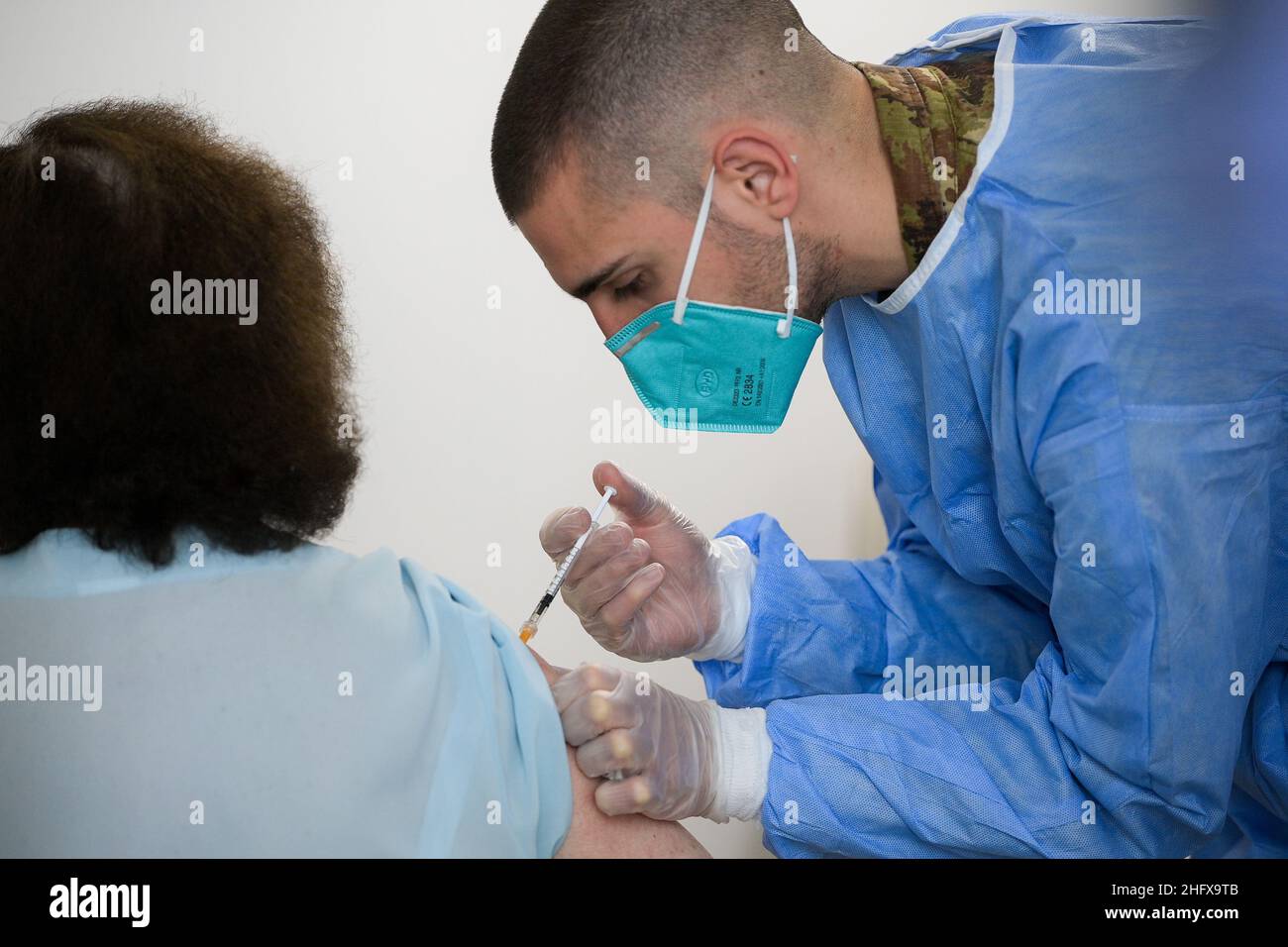 Marco Alpozzi/LaPresse 14. April 2021 Torino, Italy News Eröffnung des neuen Impfzentrums Lingotto in Turin. Im Bild: Ältere Menschen, die beim Lingotto mit Pfizer-Impfstoff geimpft wurden Stockfoto
