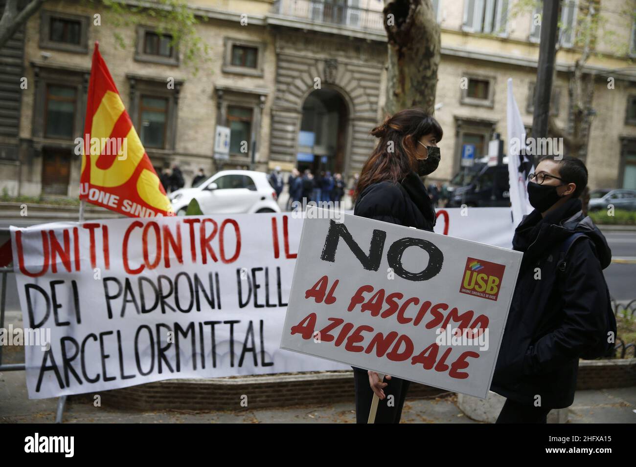 Foto Cecilia Fabiano/ LaPresse 15 Aprile 2021 Roma (Italia) Cronaca Manifestazione di Solidarietà USB per Riccardo Cristello, licenziato per aver condiviso su Facebook l’invito a seguire la Fiction „Svegliati Amore Mio“ Nella foto: Riccardo Cristello, licenziato da ArcelorMittal Foto Cecilia Fabiano/ LaPresse 15. April 2021 Roma (Italien) News USB drückt Solidarität mit Riccardo Cristello aus, Der von der Firma ArcelorMittal in der Verwaltung von Taranto entlassen wurde, weil er einen Beitrag auf Facebook veröffentlicht hatte, in dem die Leute aufgefordert wurden, ein Fernsehdrama anzusehen, das die ernste Umweltsituation in Th widerspiegelte Stockfoto