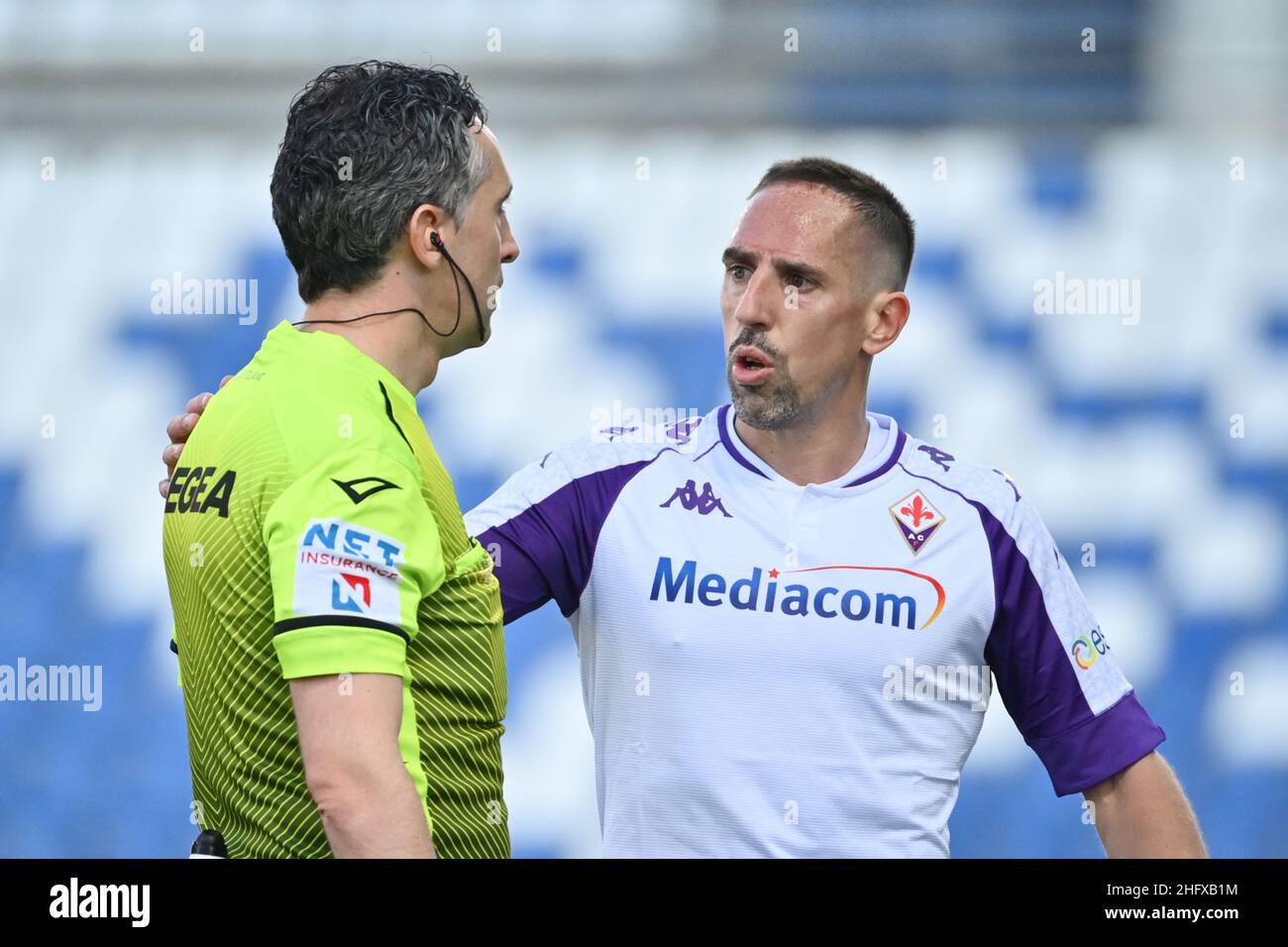 Massimo Paolone/LaPresse 17. April 2021 Reggio Emilia, Italien Sportfußball Sassuolo vs Fiorentina - Italienische Fußballmeisterschaft Liga A Tim 2020/2021 - Mapei Stadion im Bild: Franck Ribery (ACF Fiorentina) protestiert mit Schiedsrichter Gianluca Aureliano Stockfoto