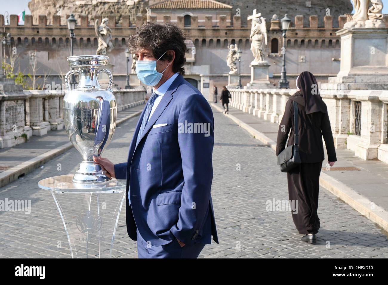 Mauro Scrobogna /LaPresse 20. April 2021&#xa0; Rom, Italien SportSoccer UEFA EURO 2020 - Trophy Tour Demetrio Albertini, Vize-Europameister mit der italienischen Nationalmannschaft im Jahr 2000 und derzeit Präsident des technischen FIGC-Sektors, In Castel Sant'Angelo während der ersten Etappe der Europa-Cup-Tour, die an das Team am 11. Juli bei Wembley Champion in Begleitung des offiziellen Maskottchen Skillzy der UEFA EURO 2020In das Bild verliehen wird: Demetrio Albertini Stockfoto