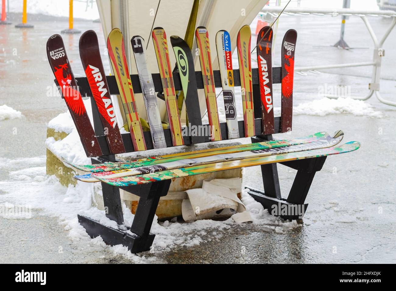 Bank aus Snowboards im Resort von Mt Seymour BC, Kanada-Februar 4,2021. Straßenansicht, Reisefoto, niemand, selektiver Fokus Stockfoto