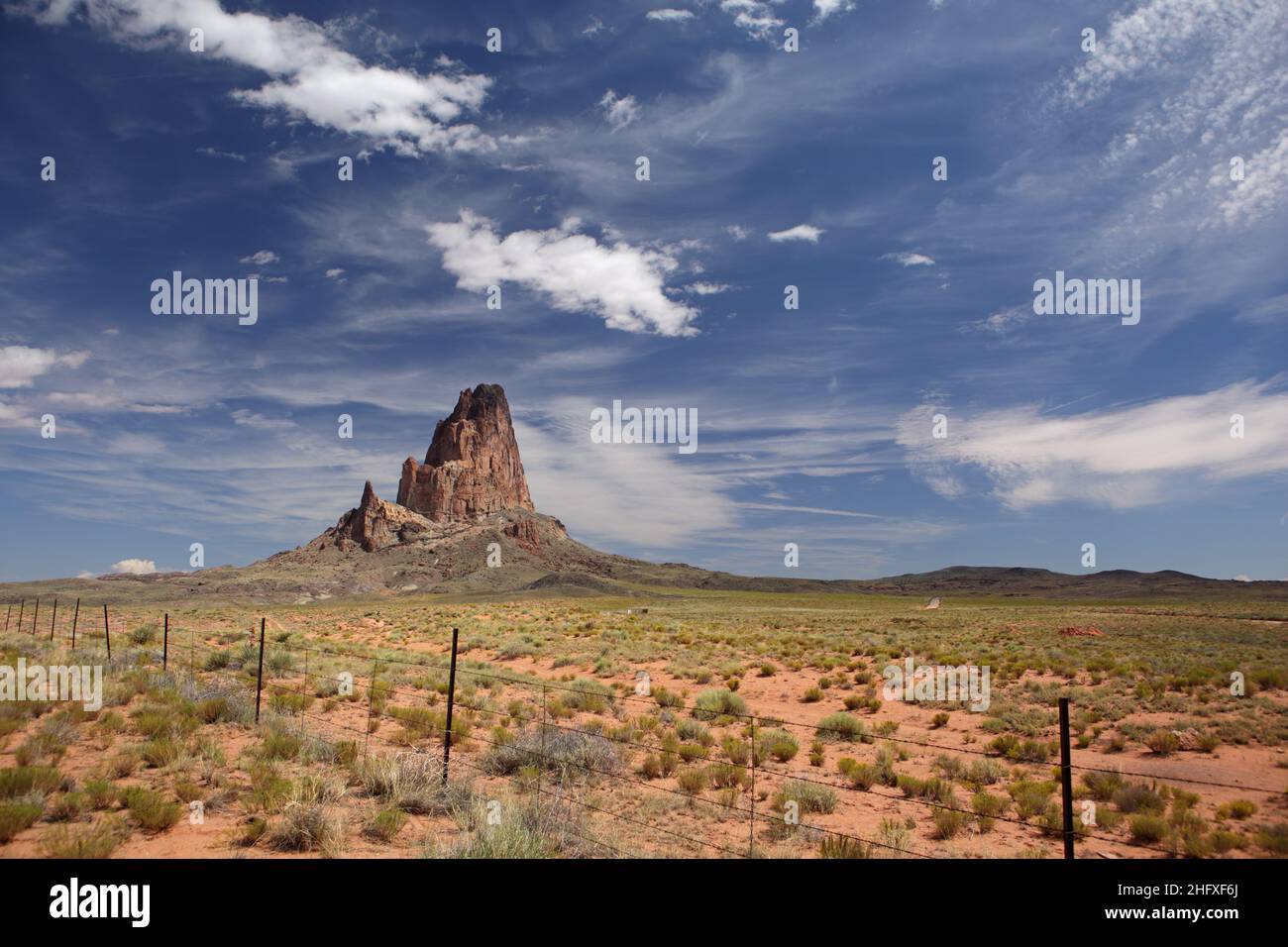 Agathla Peak oder Agathlan, ein erodierter vulkanischer Hals südlich des Monument Valley, Arizona, USA, ragt 1500 Meter über flaches Gelände Stockfoto