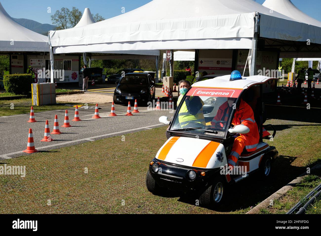 Mauro Scrobogna /LaPresse April 24, 2021 Rome, Italy News Coronavirus, Notfall im Gesundheitswesen - Drive in Valmontone - Impfkampagne auf dem Foto: Die Einweihung des Impfzentrums gegen Kovid 19, das im Drive-in-Modus am Valmontone Outlet eingerichtet wurde, wo der Impfstoff von Johnson & Johnson verabreicht wird Stockfoto