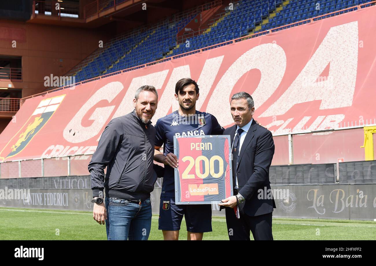 LaPresse - Tano Pecoraro 24 April 2021 Stadt Genua - (Italien) Sport Soccer Genua vs Spezia Italienische Fußball-Meisterschaft Liga A Tim 2020/2021 - "Luigi Ferraris" Stadion auf dem Bild: perin mattia viene premiato per le 200 presenze nel genua Stockfoto