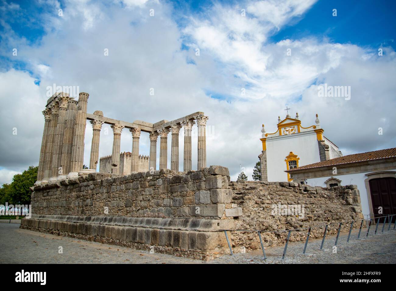 Der Templo de Diana oder der Templo Romana auf dem Largo do Conde de Vila Flor in der Altstadt der Stadt Evora in Alentejo in Portugal. Portugal, Evora, O Stockfoto