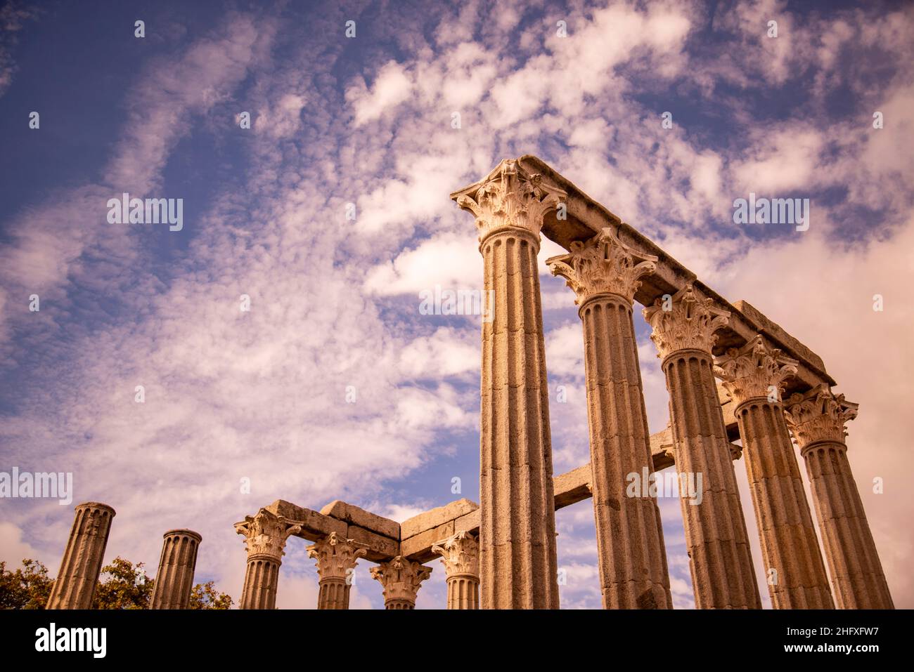 Der Templo de Diana oder der Templo Romana auf dem Largo do Conde de Vila Flor in der Altstadt der Stadt Evora in Alentejo in Portugal. Portugal, Evora, O Stockfoto