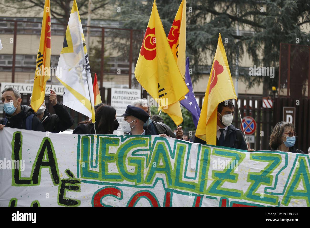 Cecilia Fabiano/ LaPresse April 27 , 2021 Roma (Italien) News : Demonstration der italienischen Radikalen vor dem Gericht anlässlich des Prozesses gegen Walter De Benedetto im Pic : die antiprohibitionistische Demonstration Stockfoto