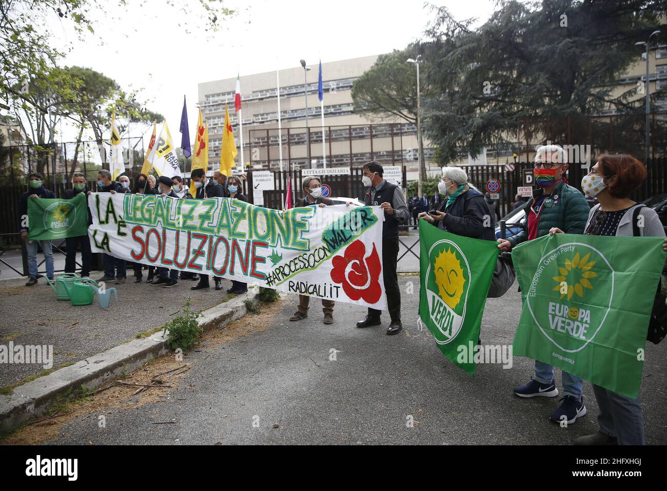 Cecilia Fabiano/ LaPresse April 27 , 2021 Roma (Italien) News : Demonstration der italienischen Radikalen vor dem Gericht anlässlich des Prozesses gegen Walter De Benedetto im Pic : die antiprohibitionistische Demonstration Stockfoto