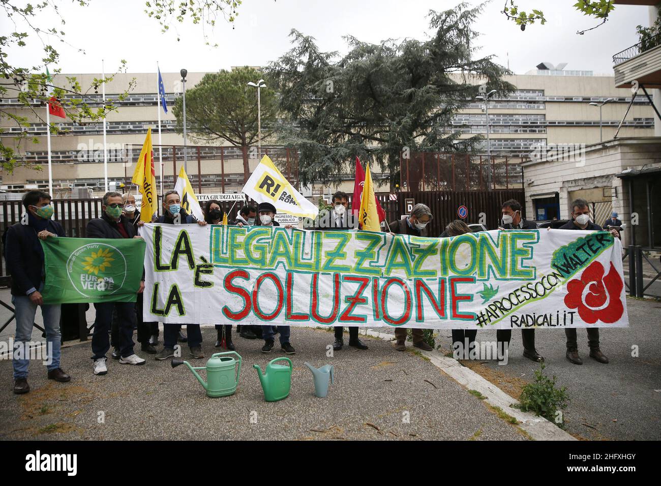 Cecilia Fabiano/ LaPresse April 27 , 2021 Roma (Italien) News : Demonstration der italienischen Radikalen vor dem Gericht anlässlich des Prozesses gegen Walter De Benedetto im Pic : die antiprohibitionistische Demonstration Stockfoto