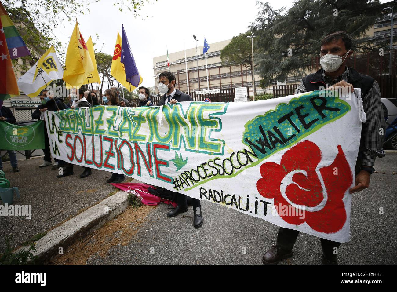 Cecilia Fabiano/ LaPresse April 27 , 2021 Roma (Italien) News : Demonstration der italienischen Radikalen vor dem Gericht anlässlich des Prozesses gegen Walter De Benedetto im Pic : die antiprohibitionistische Demonstration Stockfoto