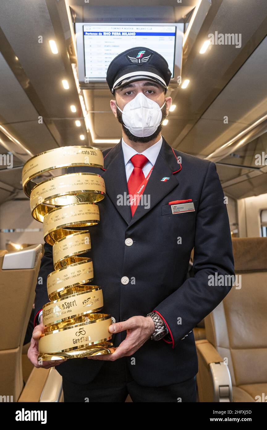 Nicolo Campo / LaPresse 29 April 2021, Turin (Italien) Sport Ferrovie dello Stato, Frecciarossa Reise der Endless Trophy des Giro d&#X2019;Italia vom Bahnhof Turin Porta Nuova nach Milano Centrale im Bild: Dirigent mit Endless Trophy Stockfoto