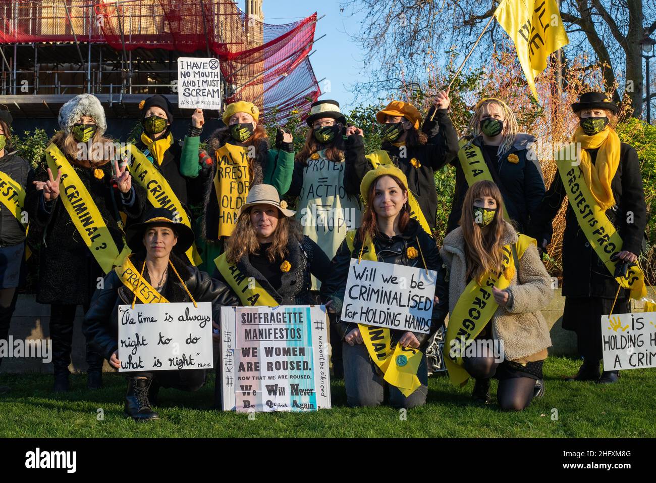 LONDON, Großbritannien 17th. Januar 2022. Frauen und FINT töten den Gesetzentwurf protestieren als Suffragetten auf College Green, während das Oberhaus über den Gesetzentwurf für Polizei, Kriminalität, Verurteilung und Gerichte abstimmt Stockfoto